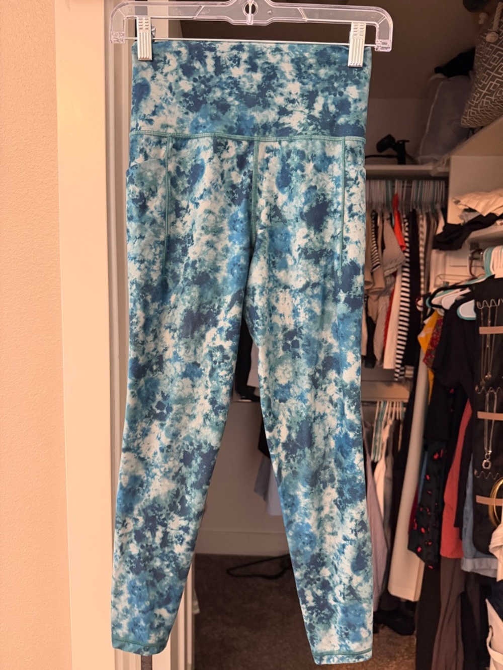 Athleta Blue Tie-Dye Women’s Active Salutation Stash Leggings with pockets